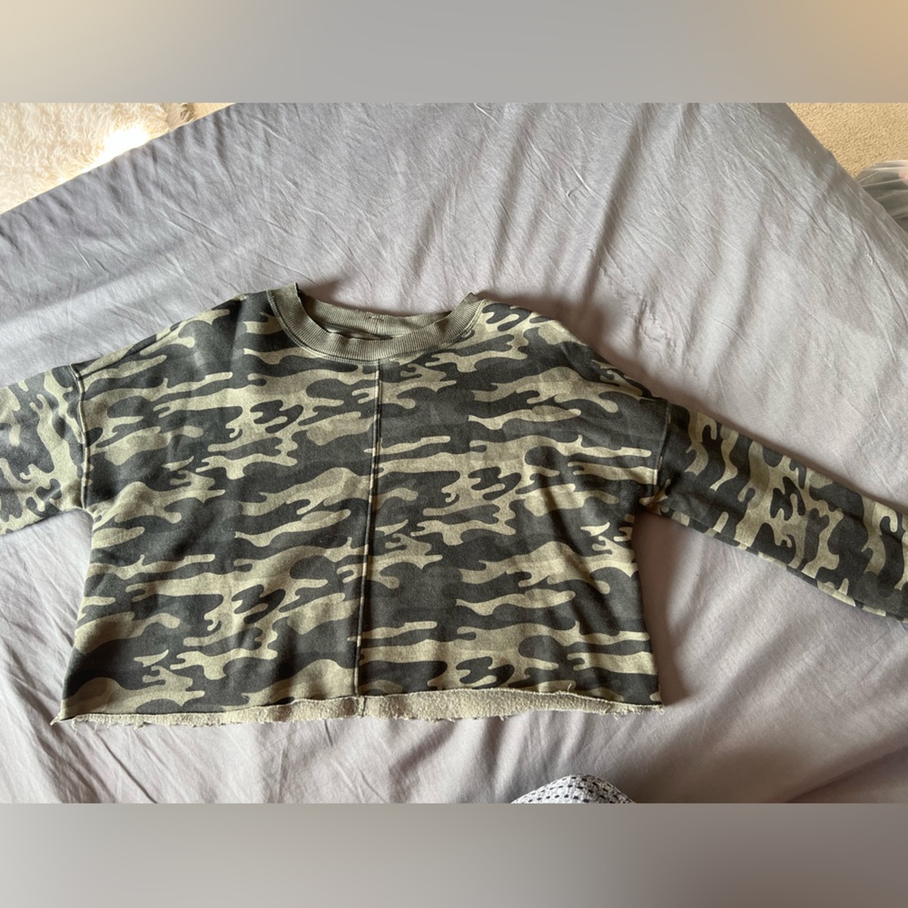 Medium Arizona Jean Co cropped sweater.